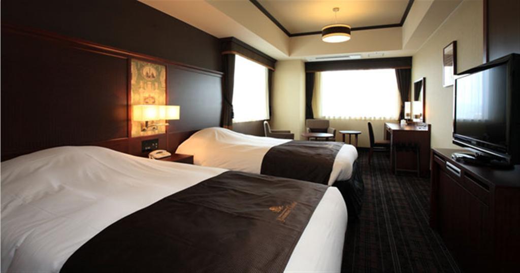 Corner Twin Room with City View - Non-Smoking