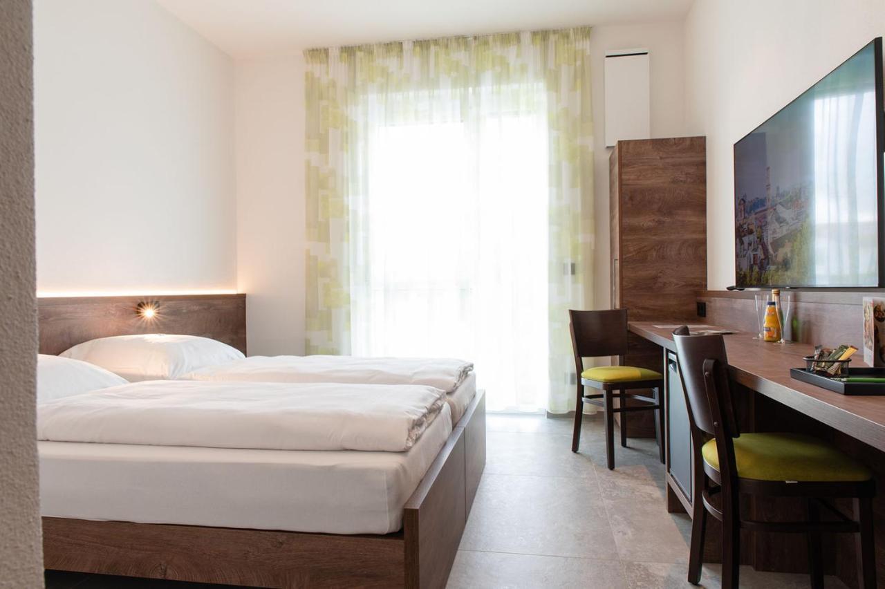 Doppel- oder Zweibettzimmer