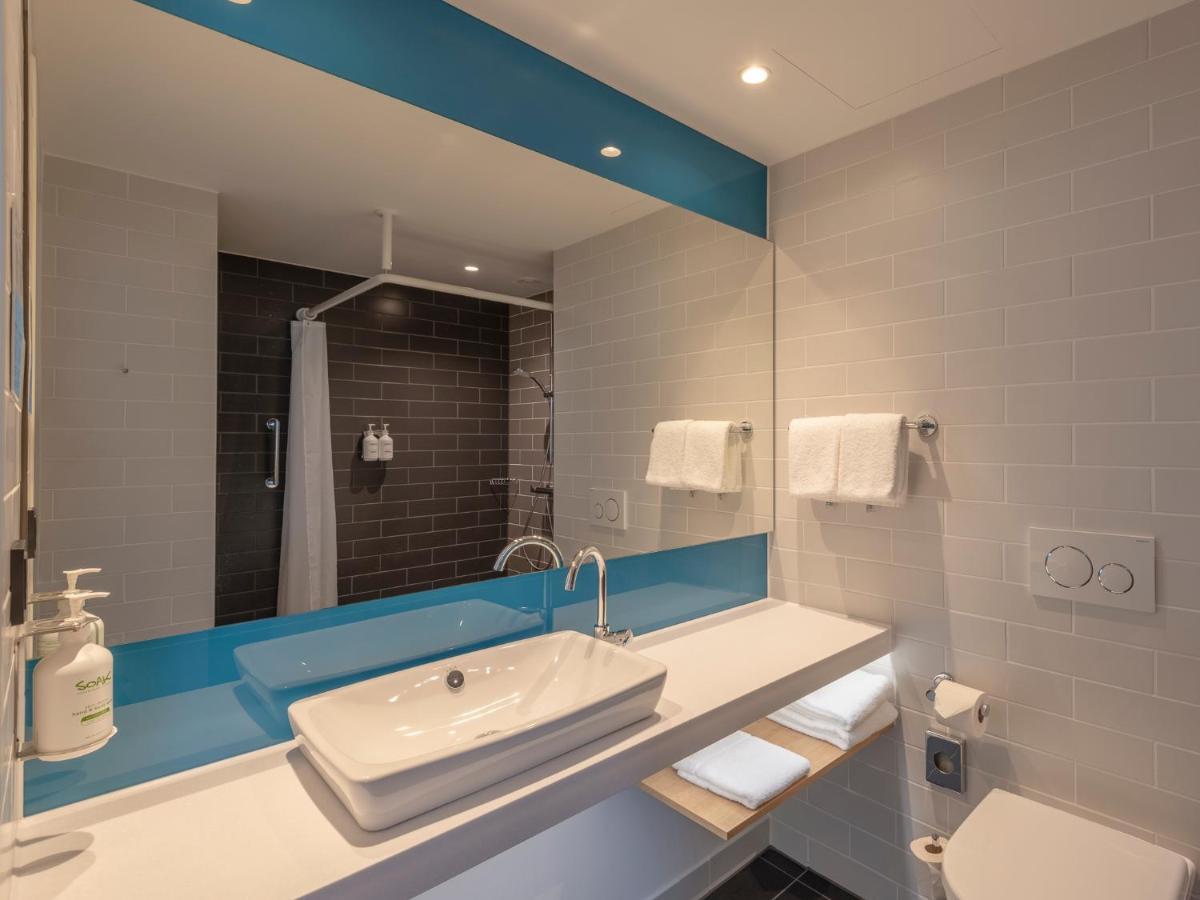Habitación Estándar con cama grande y sofá