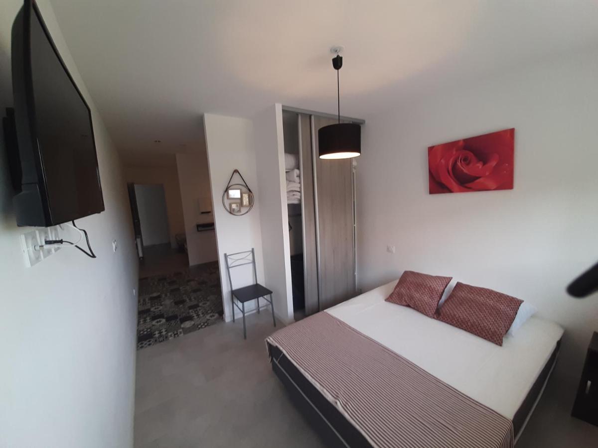 Family Room Private Bathroom