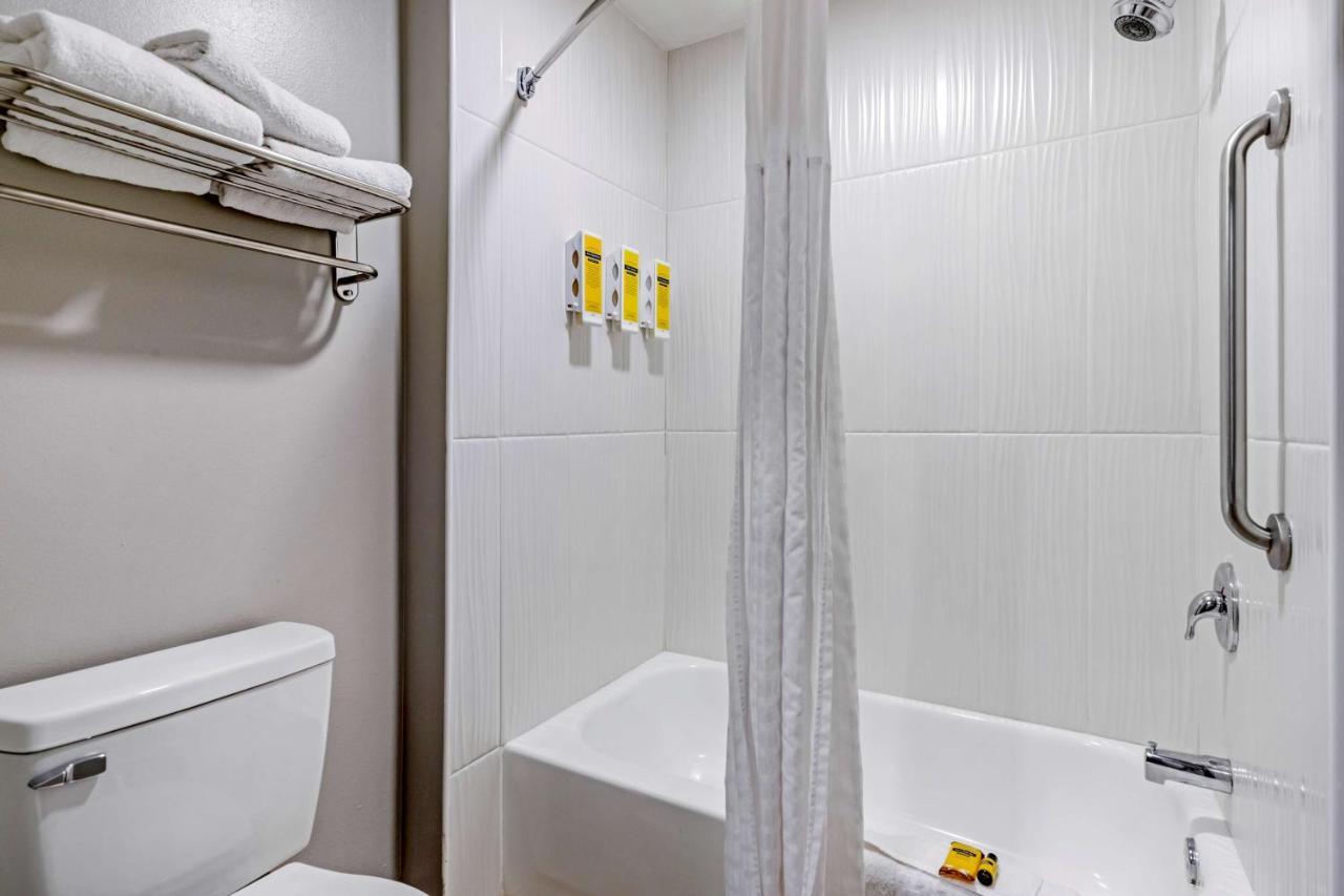 King Suite Sofa Bed Roll Shower Disability Access or Non-Smoking