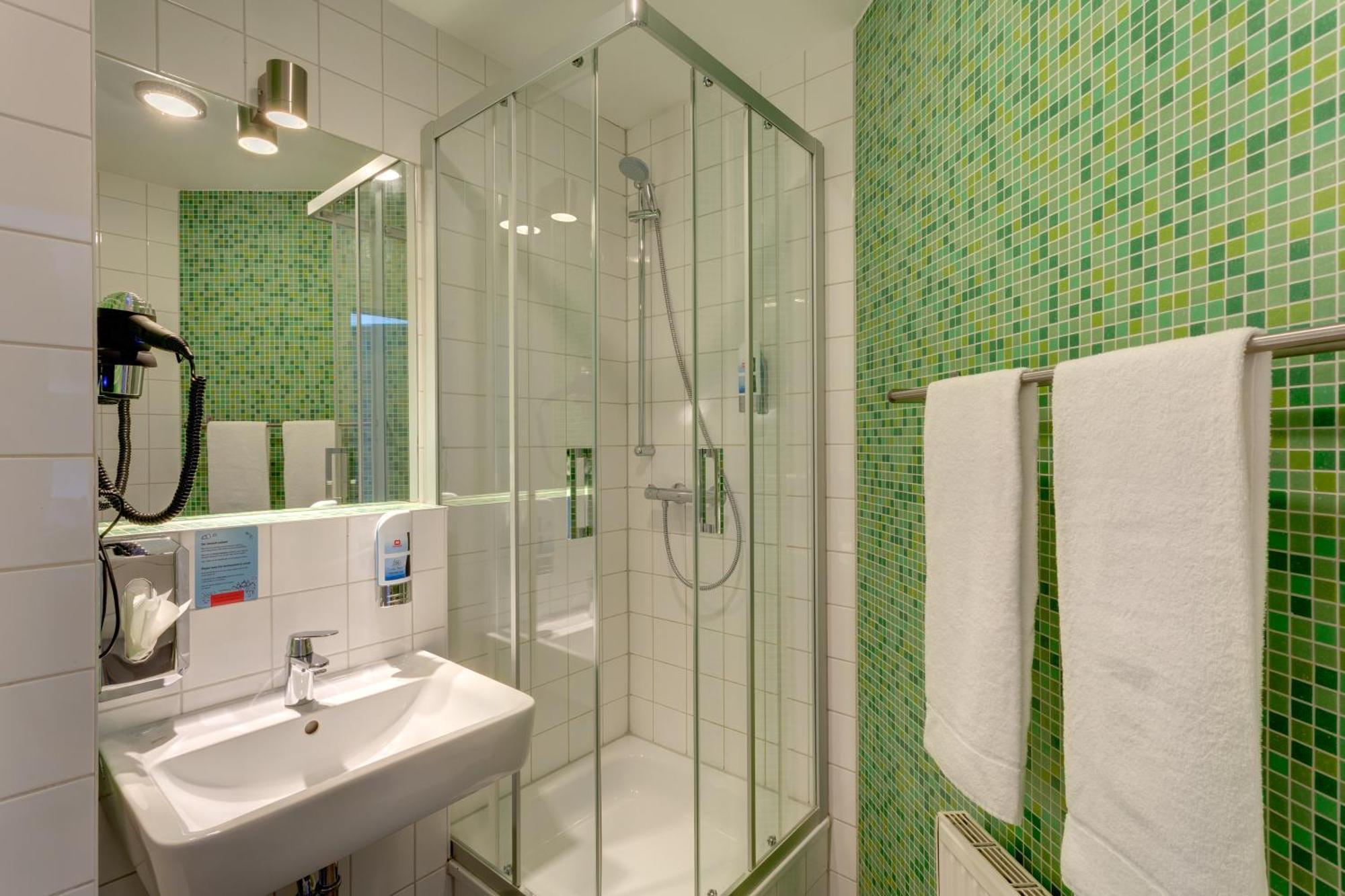 6-Bed Room,1622867402:JPEG