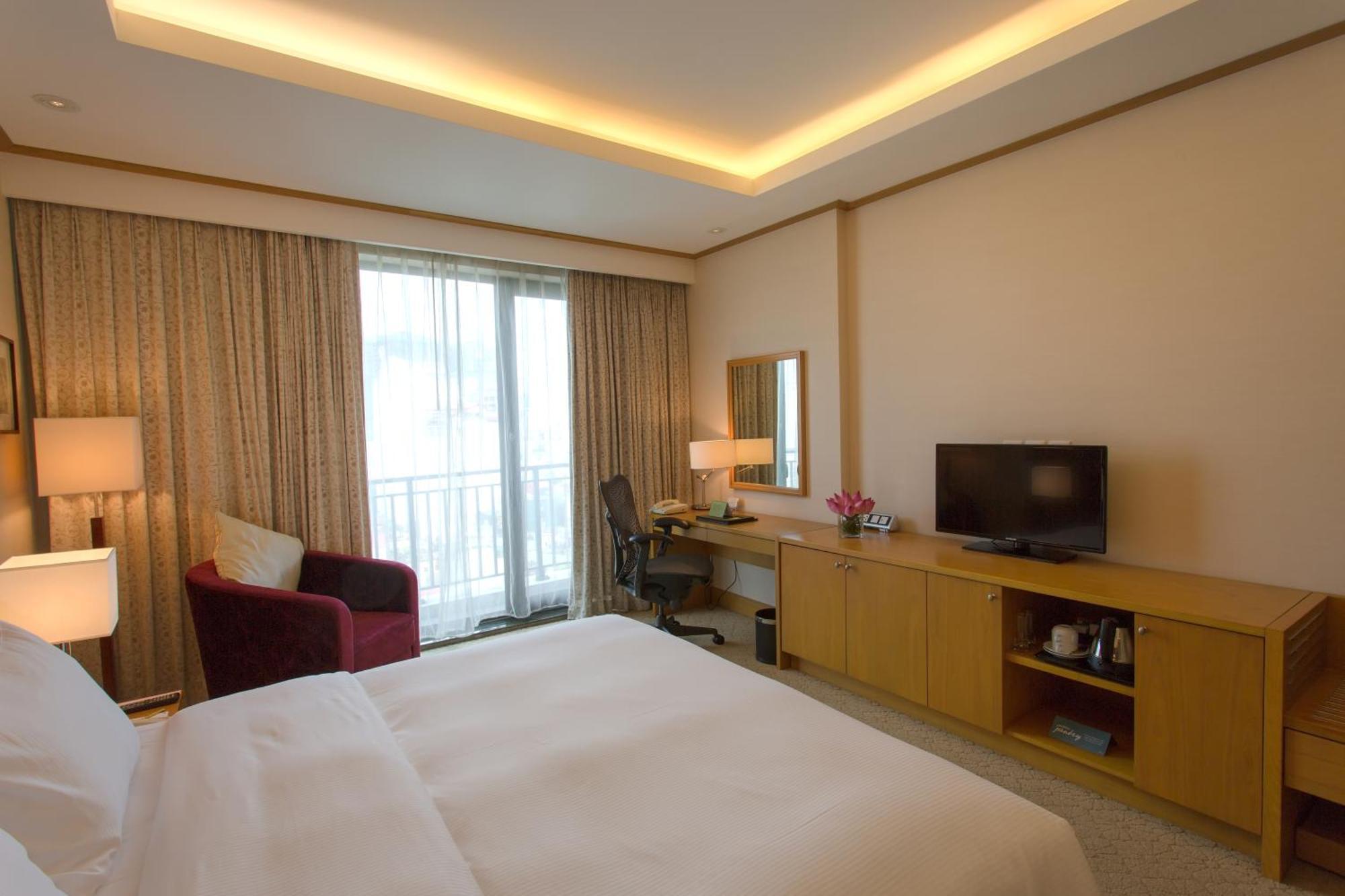 Zimmer mit Kingsize-Bett und Balkon