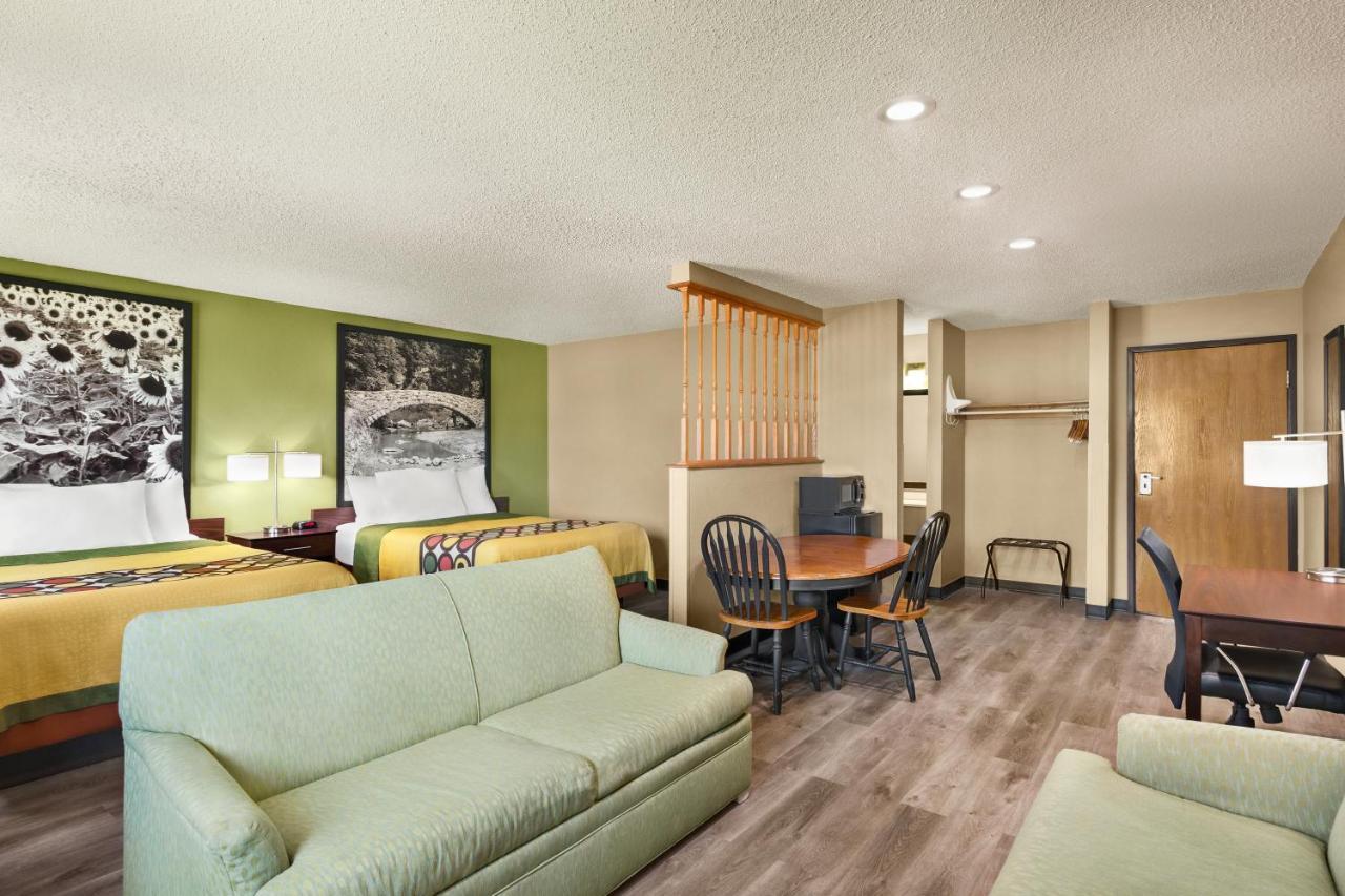 Queen Suite with Two Queen Beds - Non-Smoking