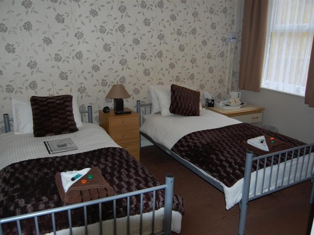 Quarto com 2 Camas de Solteiro e Banheiro Privativo