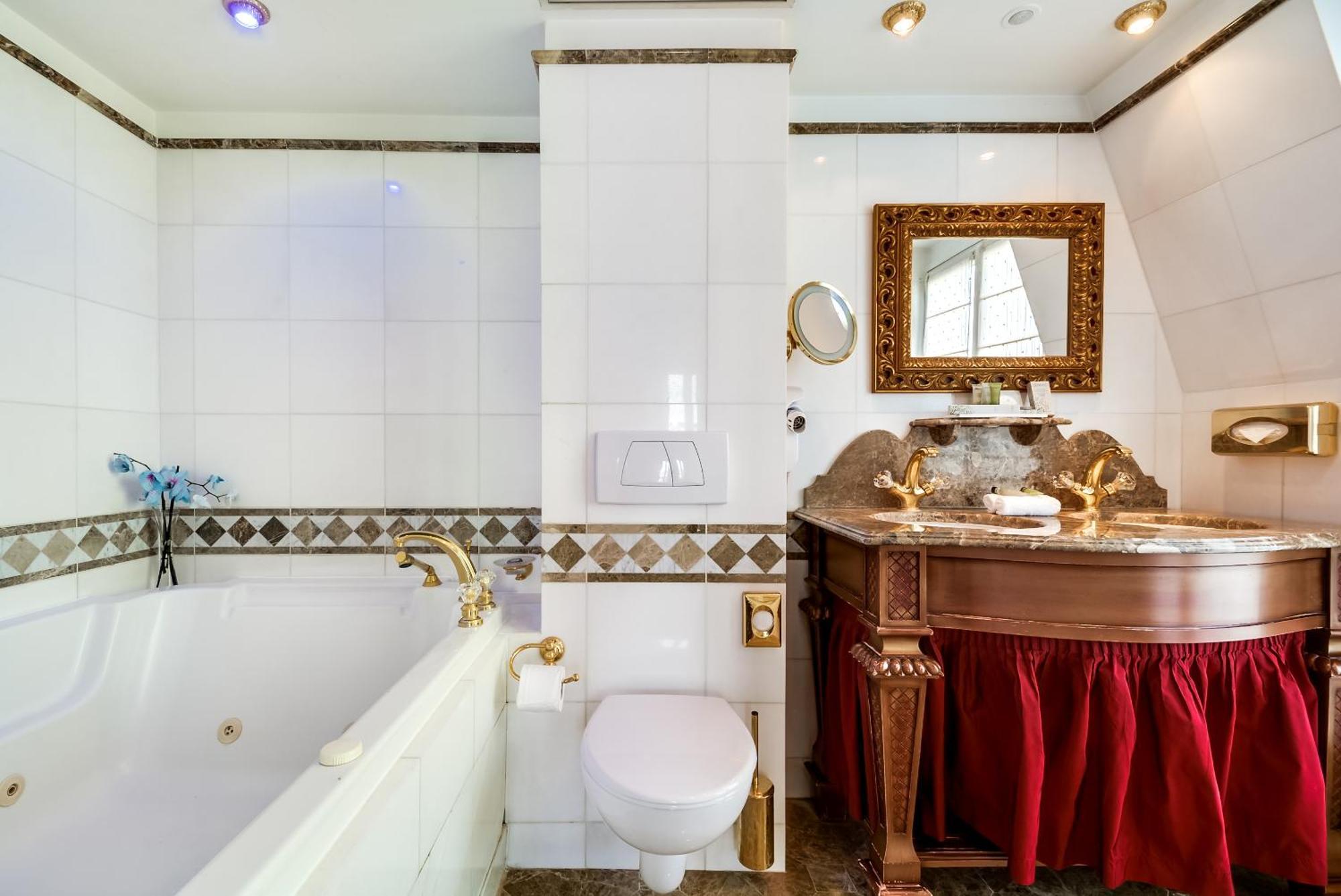 Junior Suite Spa Bath