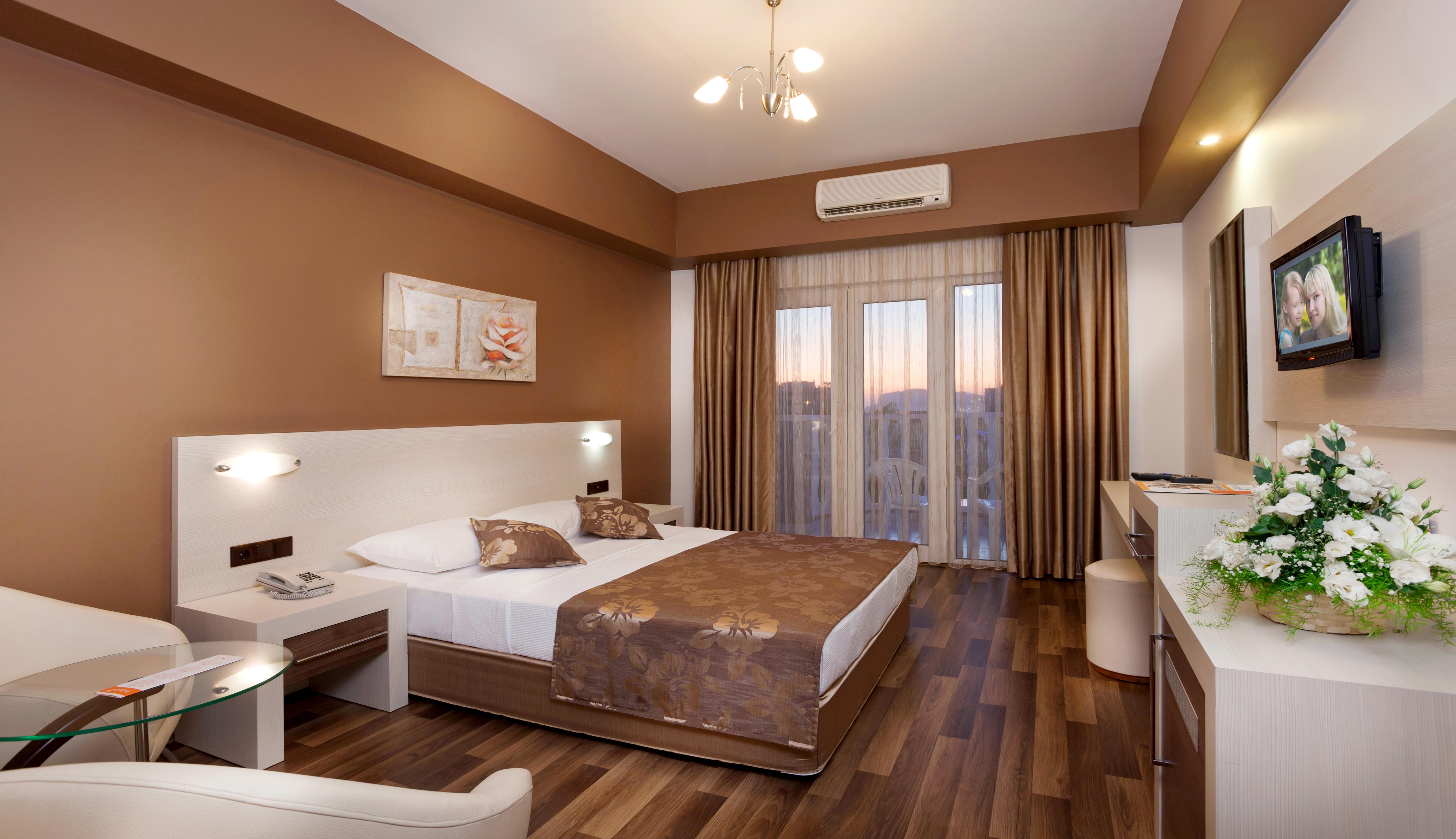 Quarto Standard com Cama de Casal ou 2 de Solteiro e Vista do Jardim