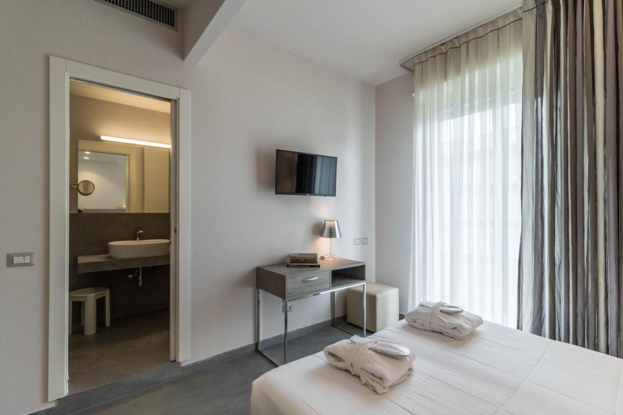 Deluxe Zimmer mit Terrasse und Poolblick