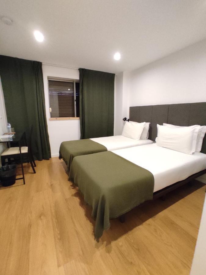Quarto com 2 Camas de Solteiro e Banheiro Privativo