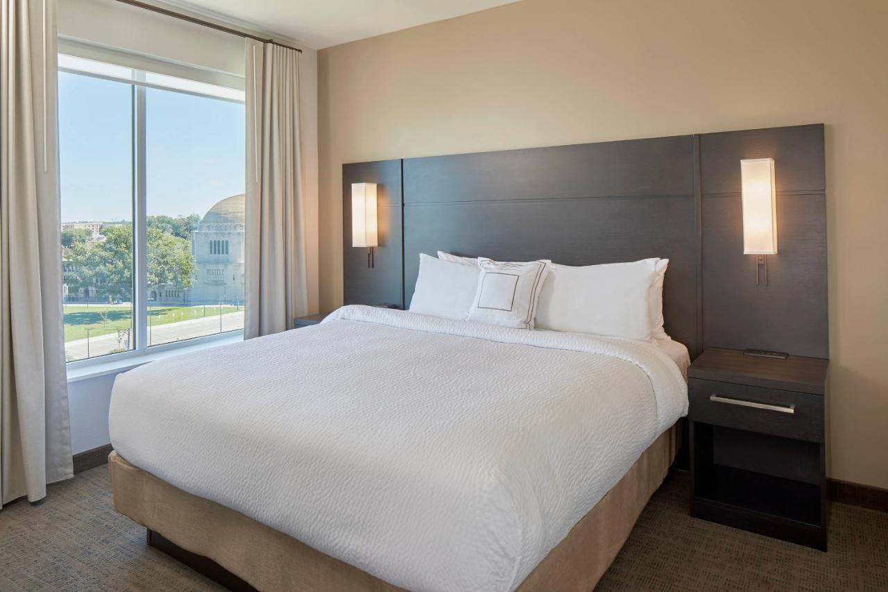 1 Bedroom Suite 1 King Sofa bed