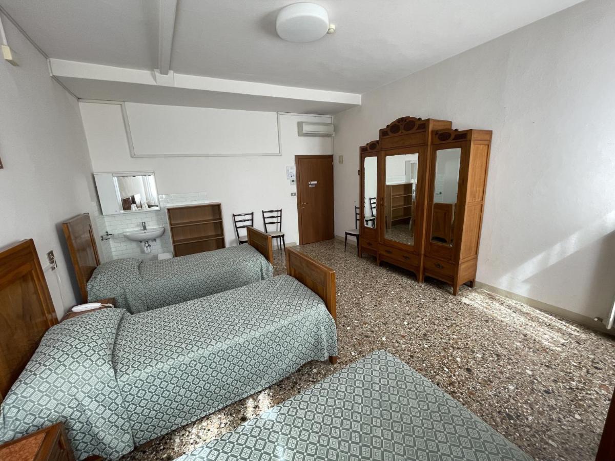 Driepersoonskamer met Eigen Externe Badkamer