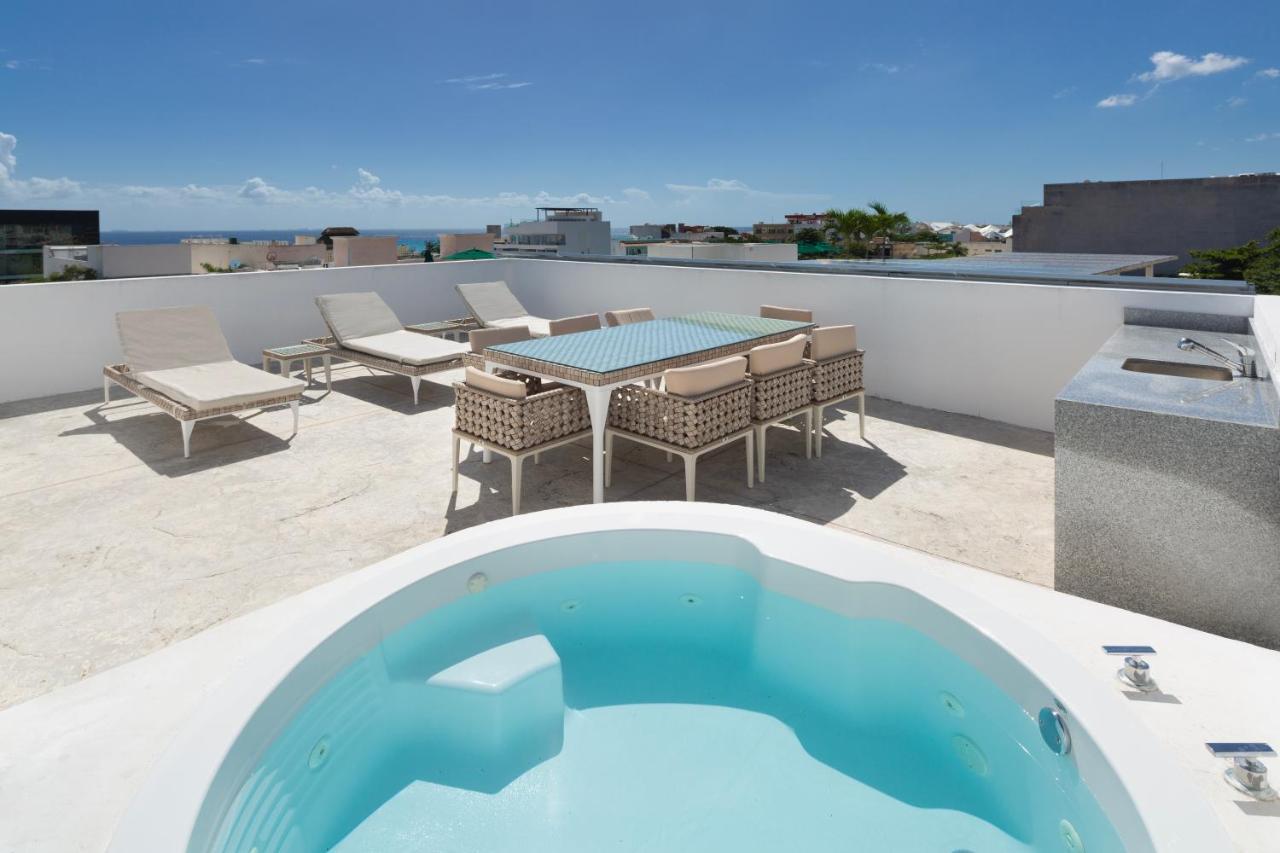 One-Bedroom Private Jacuzzi & Roof