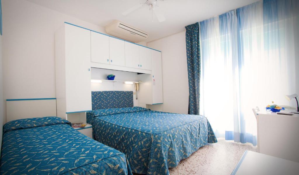 Familienzimmer (2 Erwachsene + 1 Kind) mit Balkon und seitlichem Meerblick