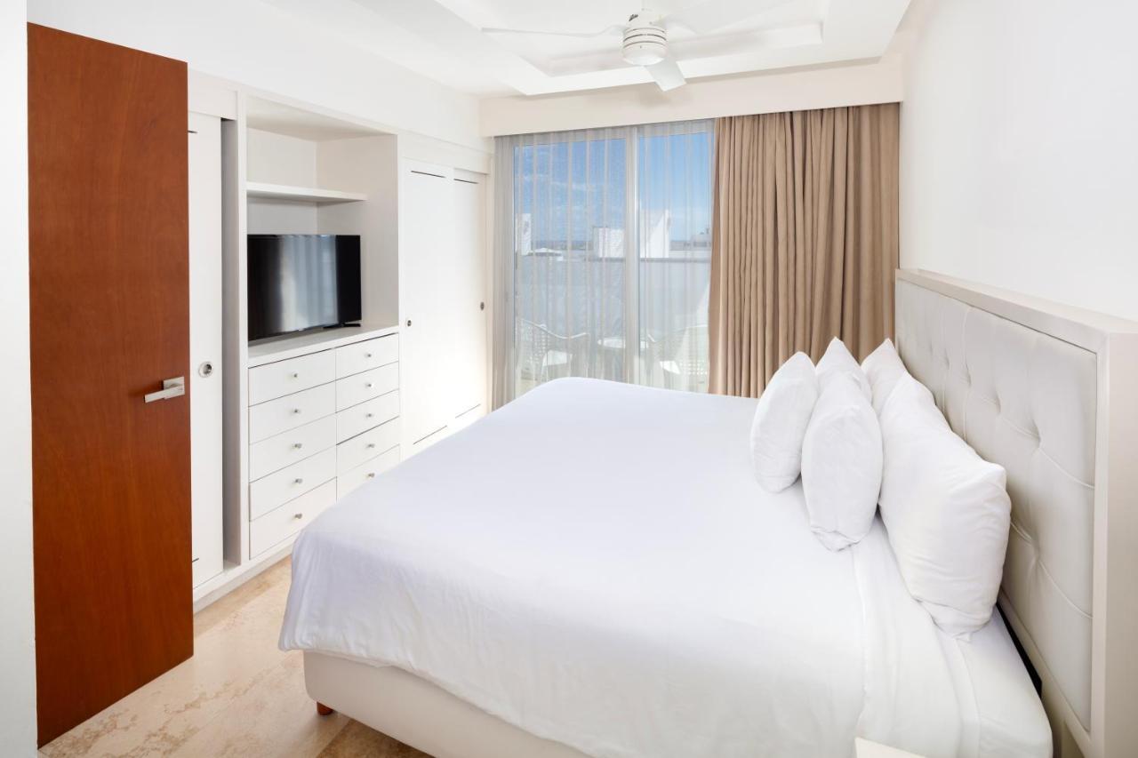 One-Bedroom Private Jacuzzi & Roof