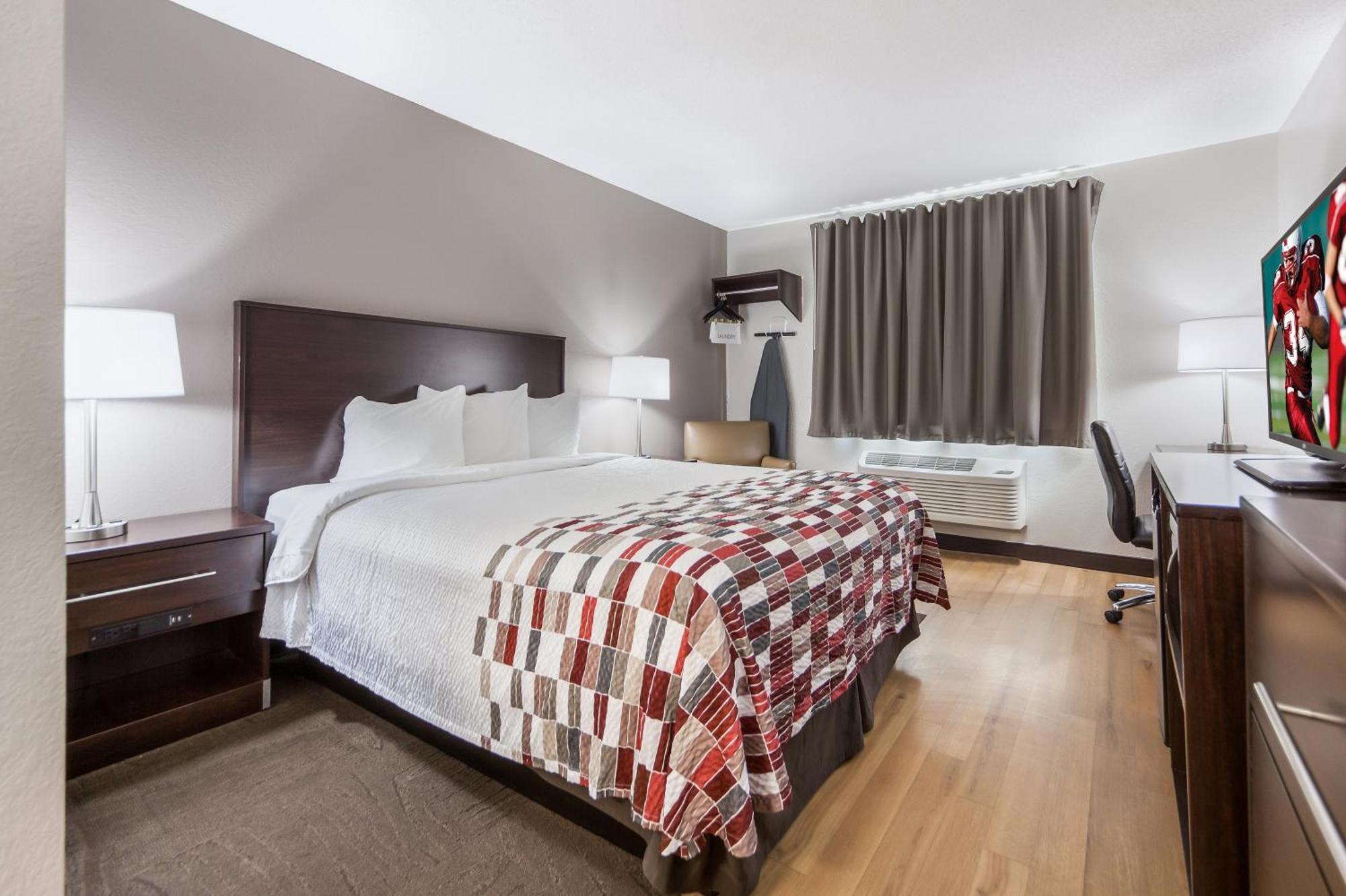 Deluxe Room with One Queen Bed Smoke Free,1281415210:JPEG