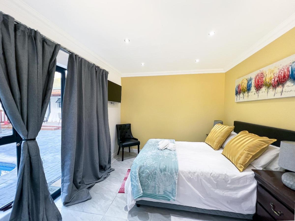 Deluxe Double Room Shower