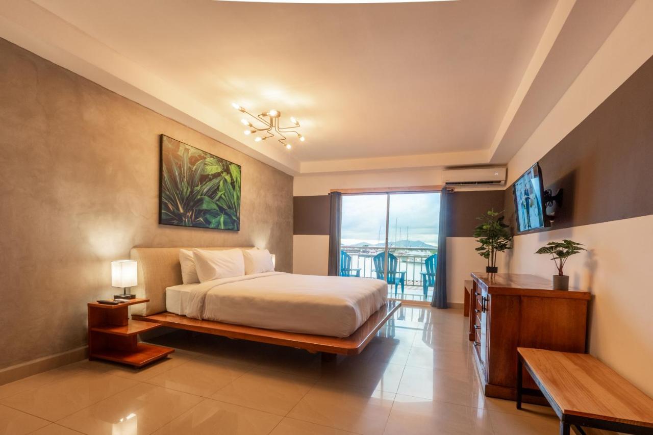 Habitación con cama extragrande y balcón