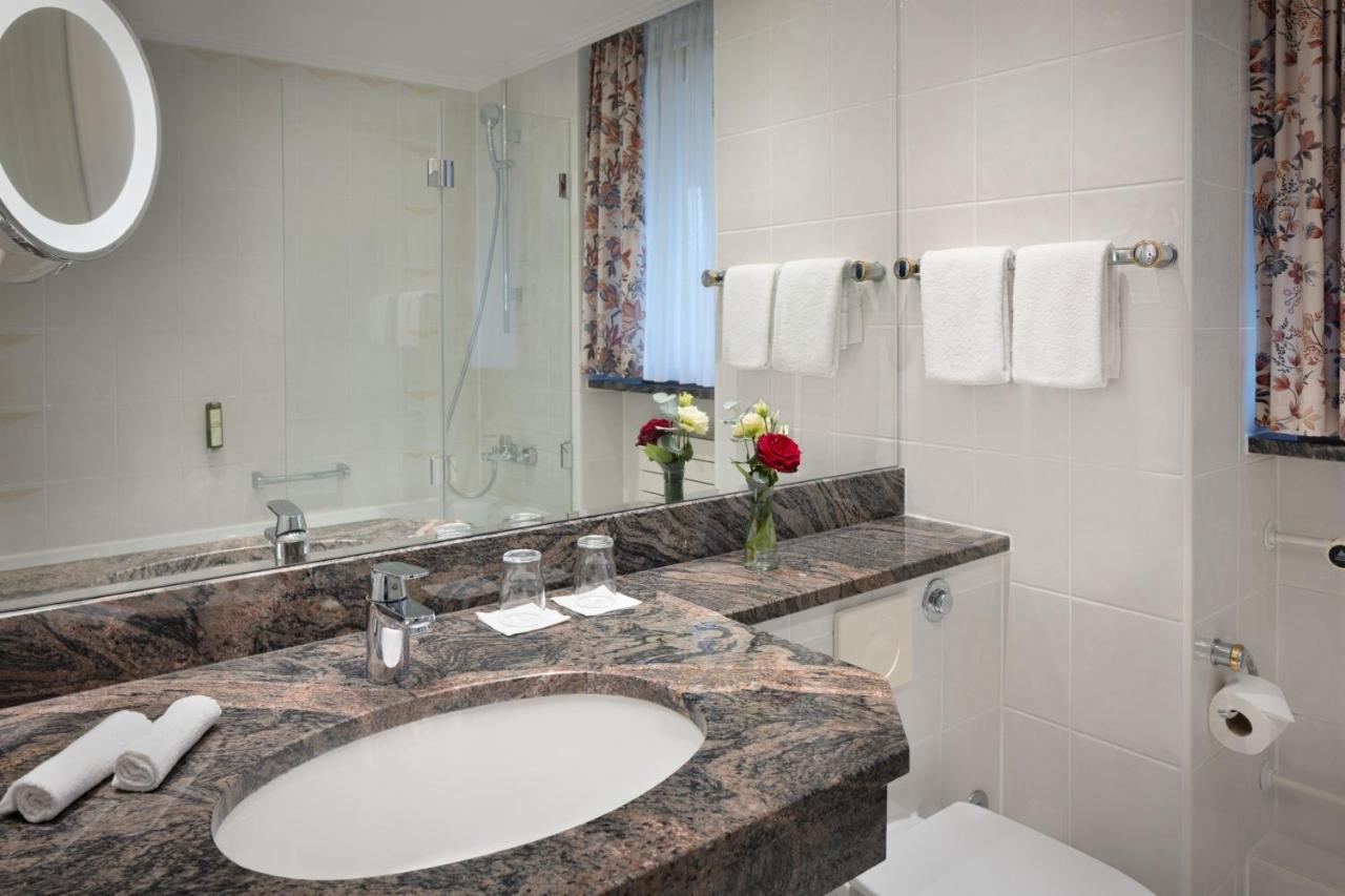 Superior Zimmer mit Queensize-Bett, Balkon und Seeblick