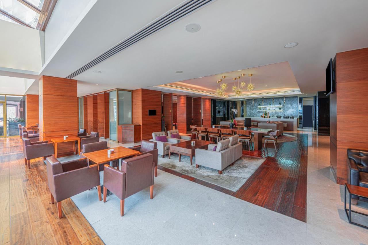 Habitación con cama extragrande y acceso al club