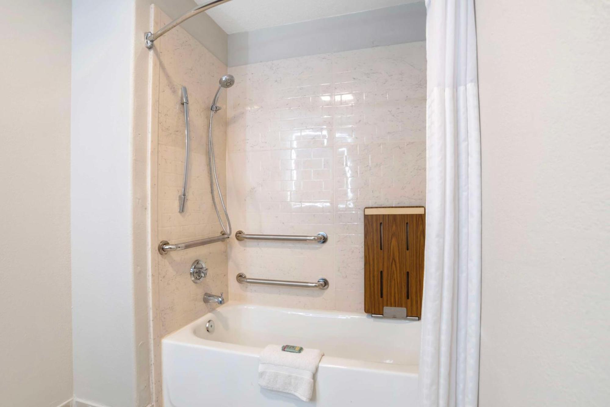 Queen Room with Two Queen Beds and Bath Tub - Disability Access/Non-Smoking