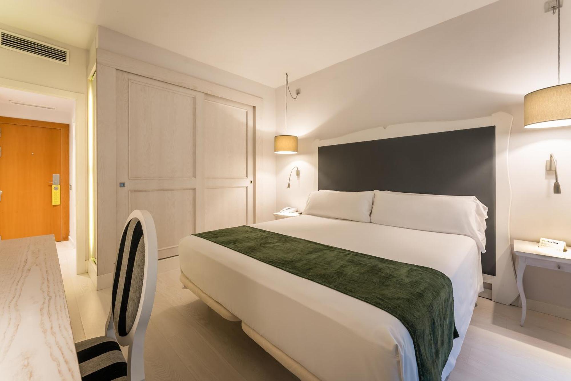 Doppel-/Zweibettzimmer mit seitlichem Meerblick