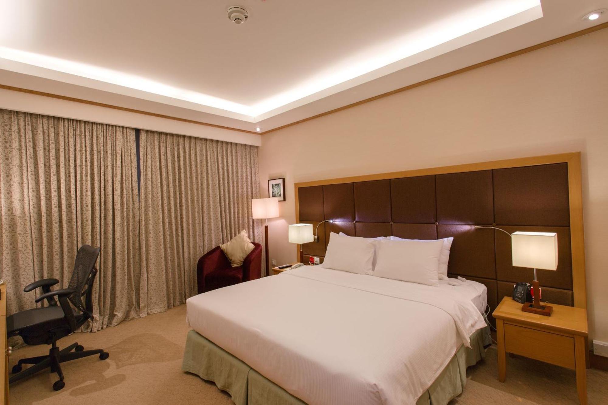 Zimmer mit Kingsize-Bett und Stadtblick