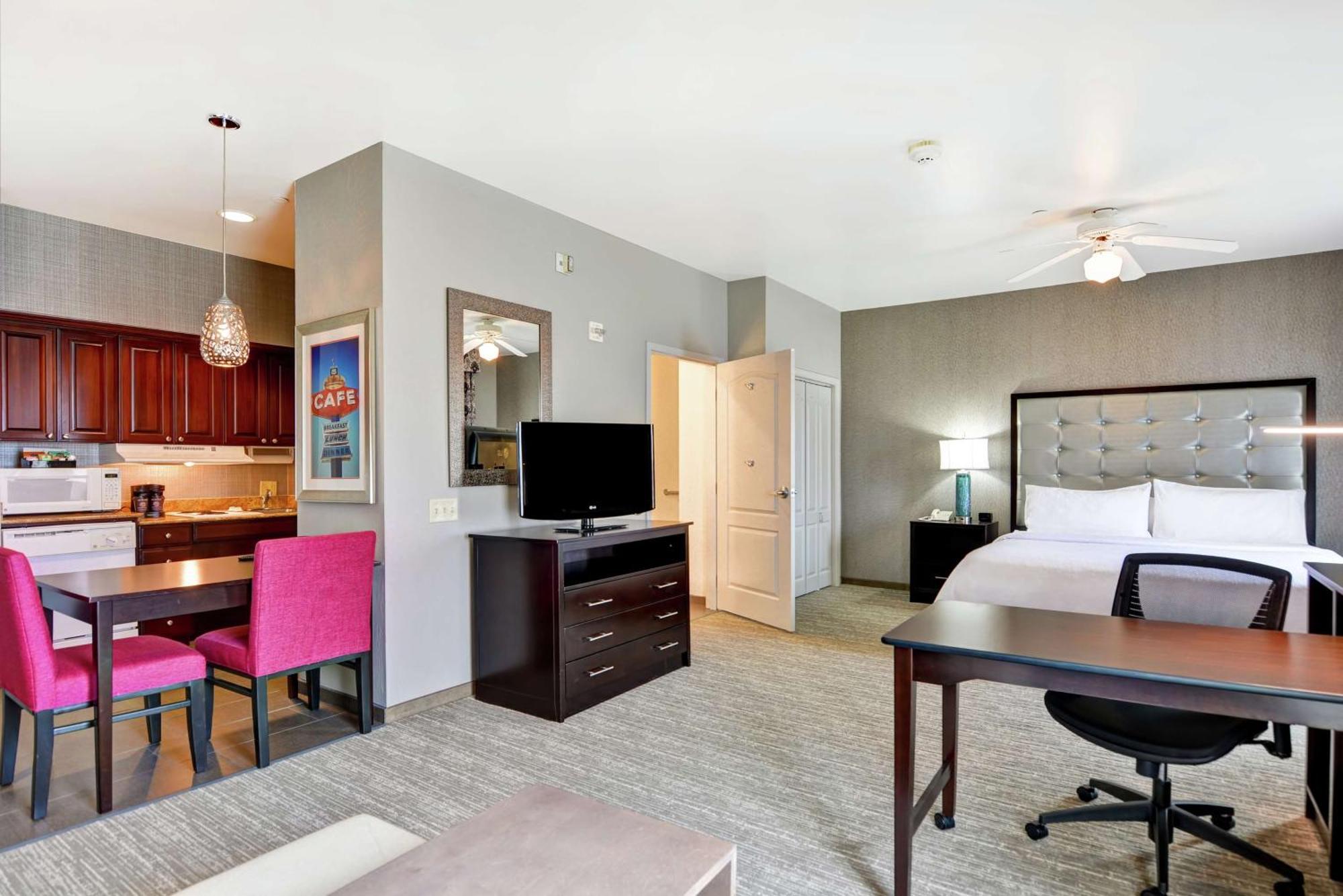King Suite with Accessible Tub - Mobility and Hearing Access/Non-Smoking