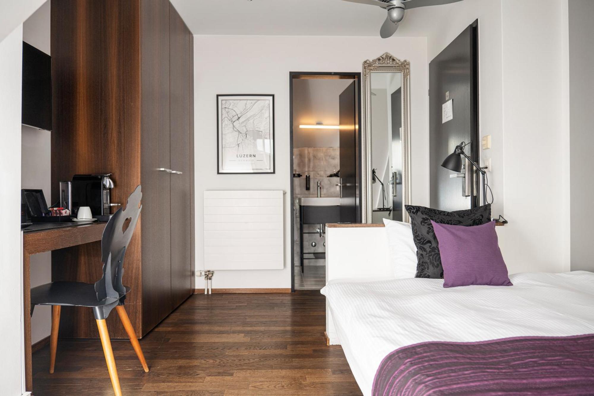 Single Room Grand lit,1562927620:JPEG
