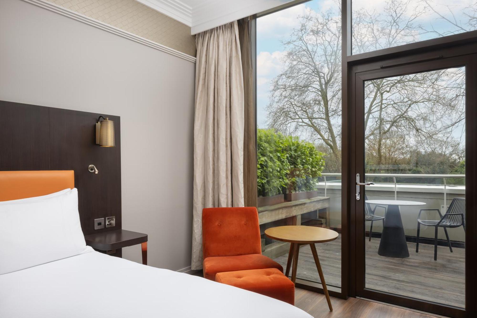 Habitación doble deluxe con cama grande y balcón