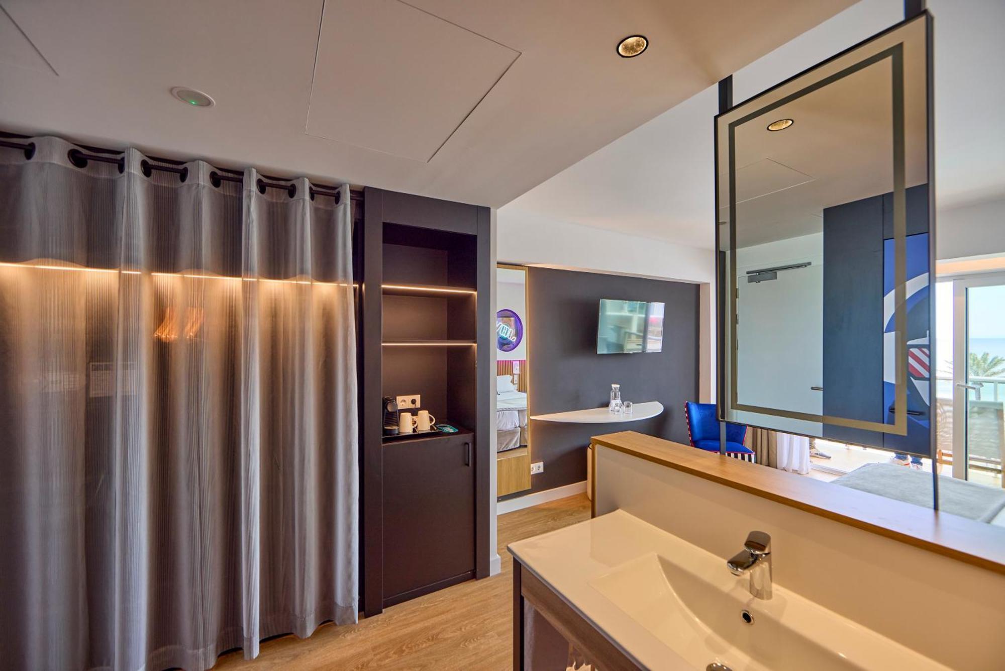 Tweepersoonskamer met Balkon en Uitzicht op Zee