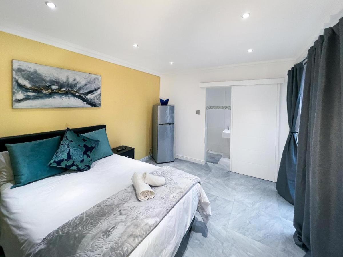 Deluxe Double Room Shower