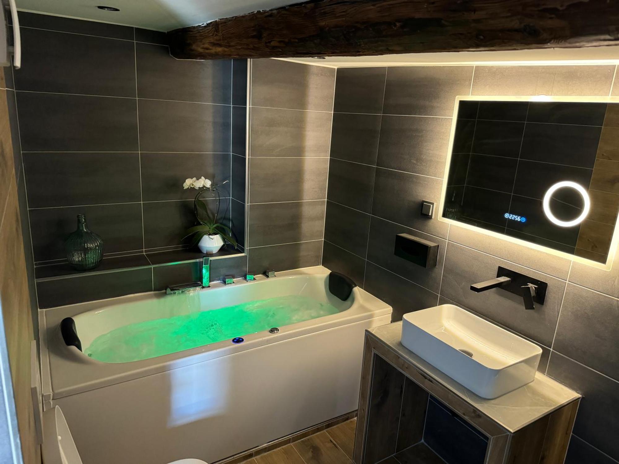 Doppelzimmer mit Whirlpool-Badewanne
