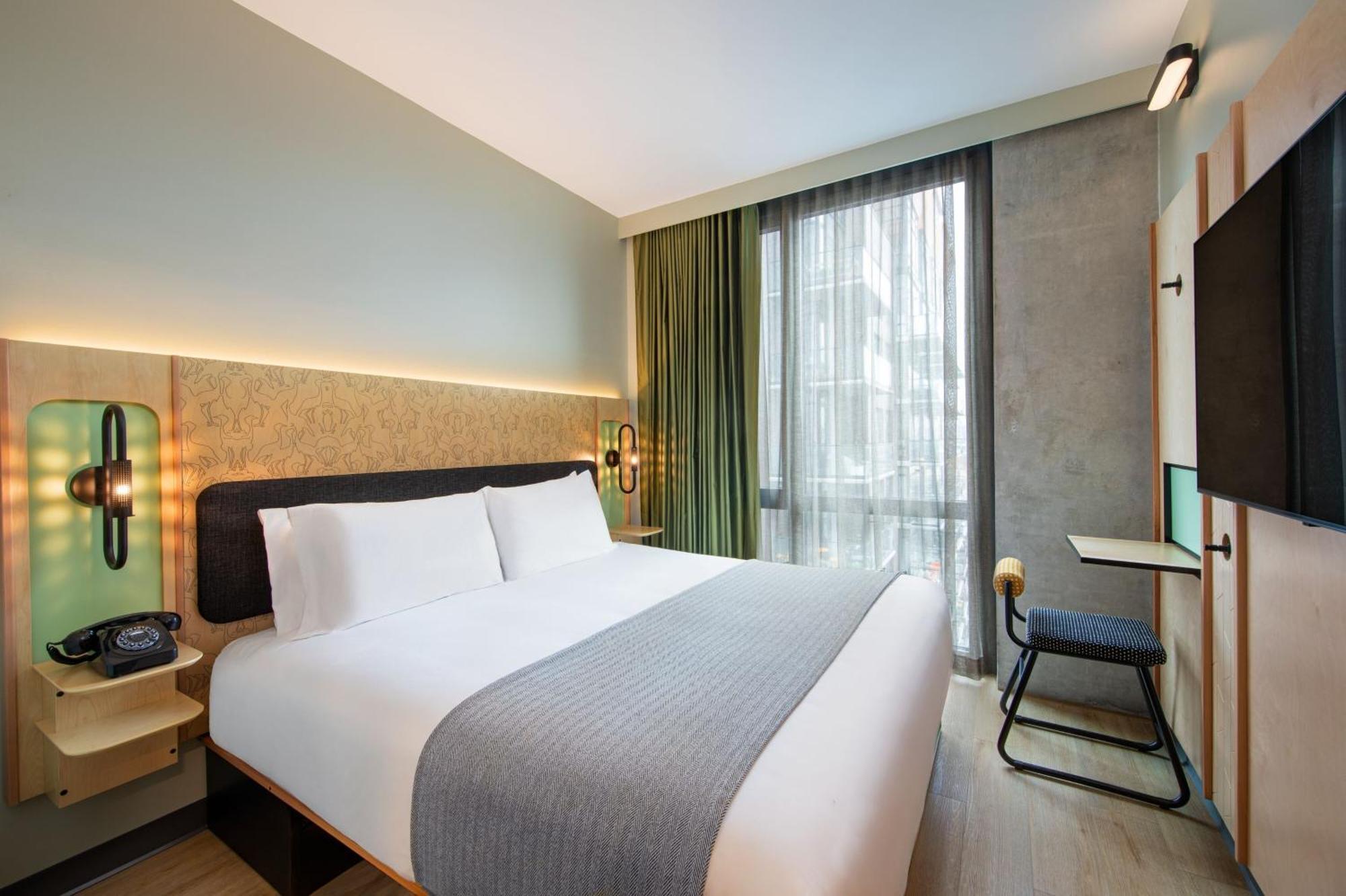King Room with Roll-In Shower - Mobility Access/Hearing Accessible,1609807969:JPEG