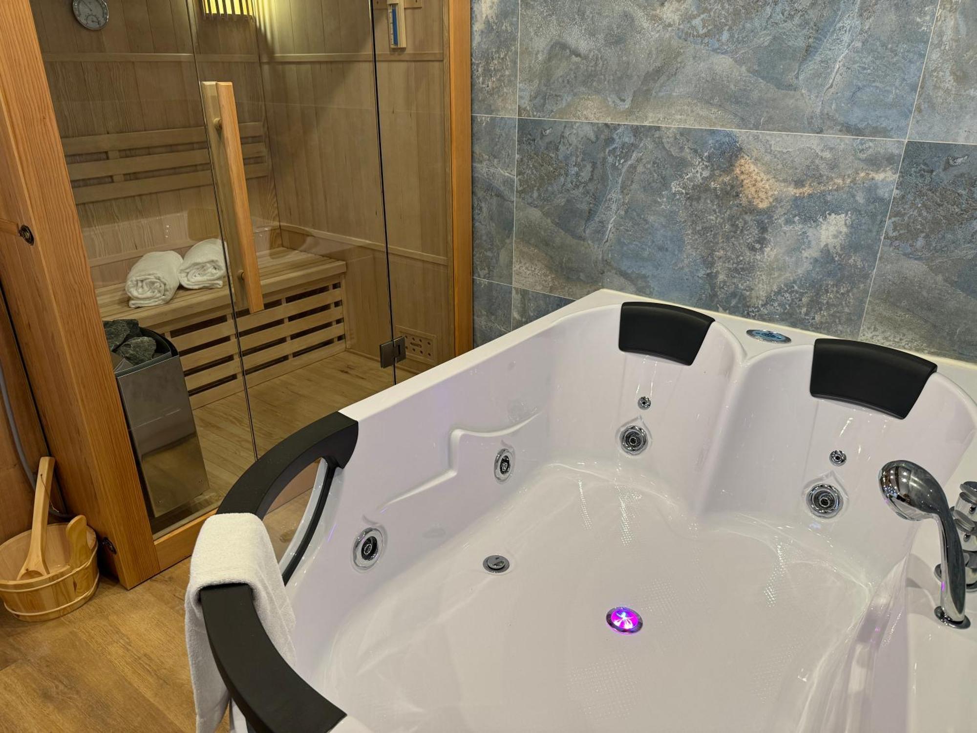 King Suite Spa Bath
