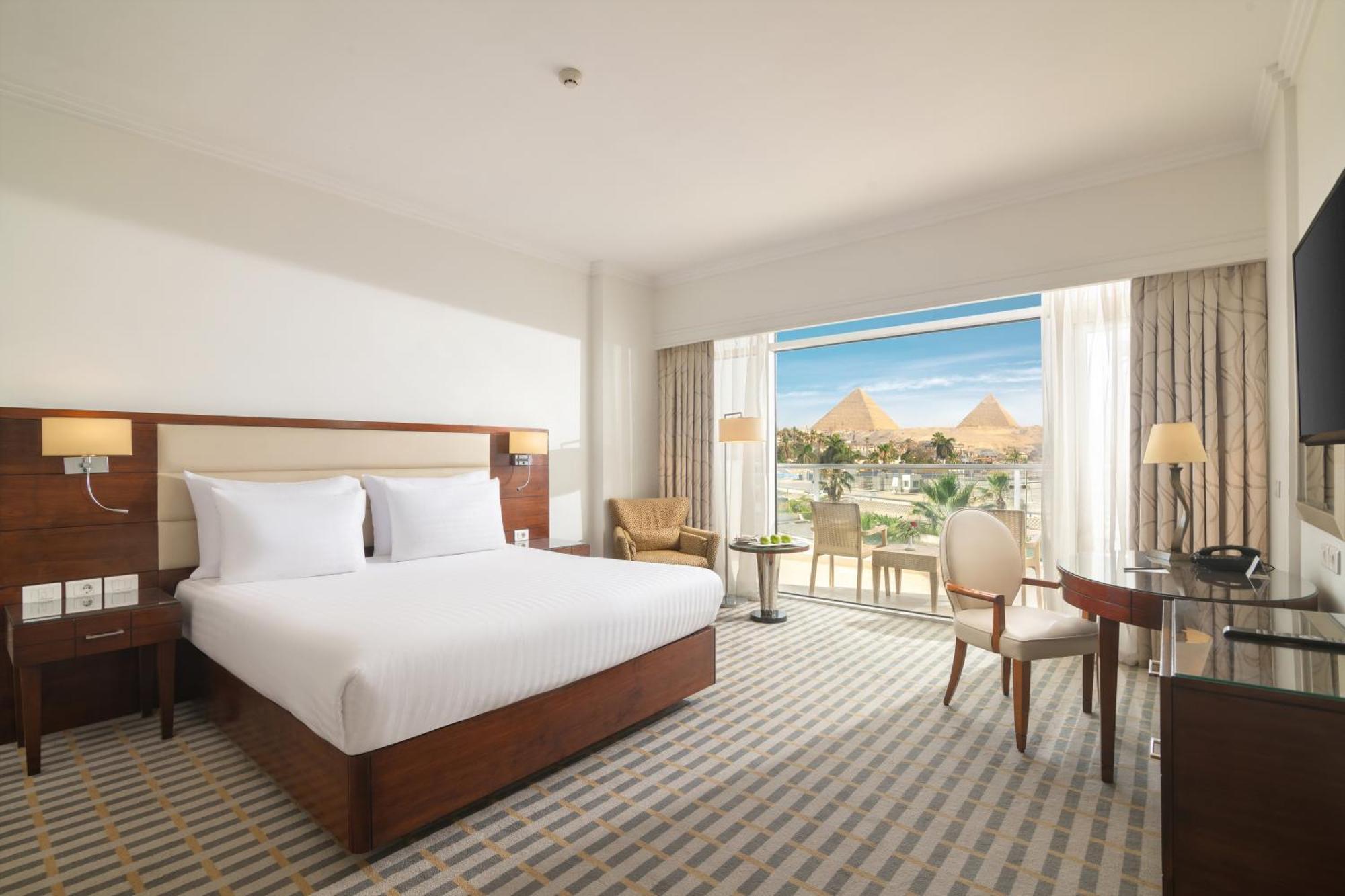 Deluxe Suite Pyramid View