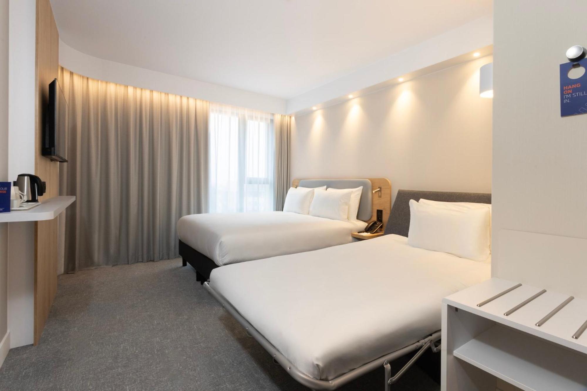 Standaard Kamer met Queensize Bed en Eenpersoonsslaapbank - Gratis Ontbijt