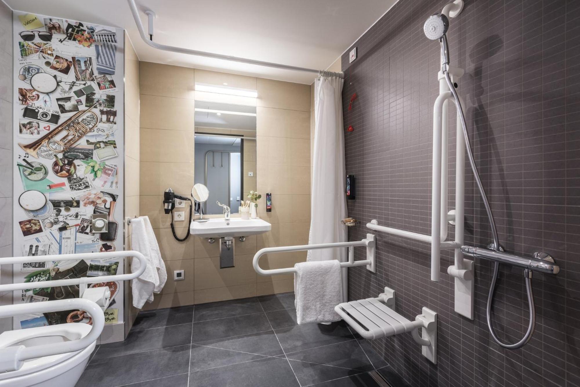 Standard Queen Room Accessible