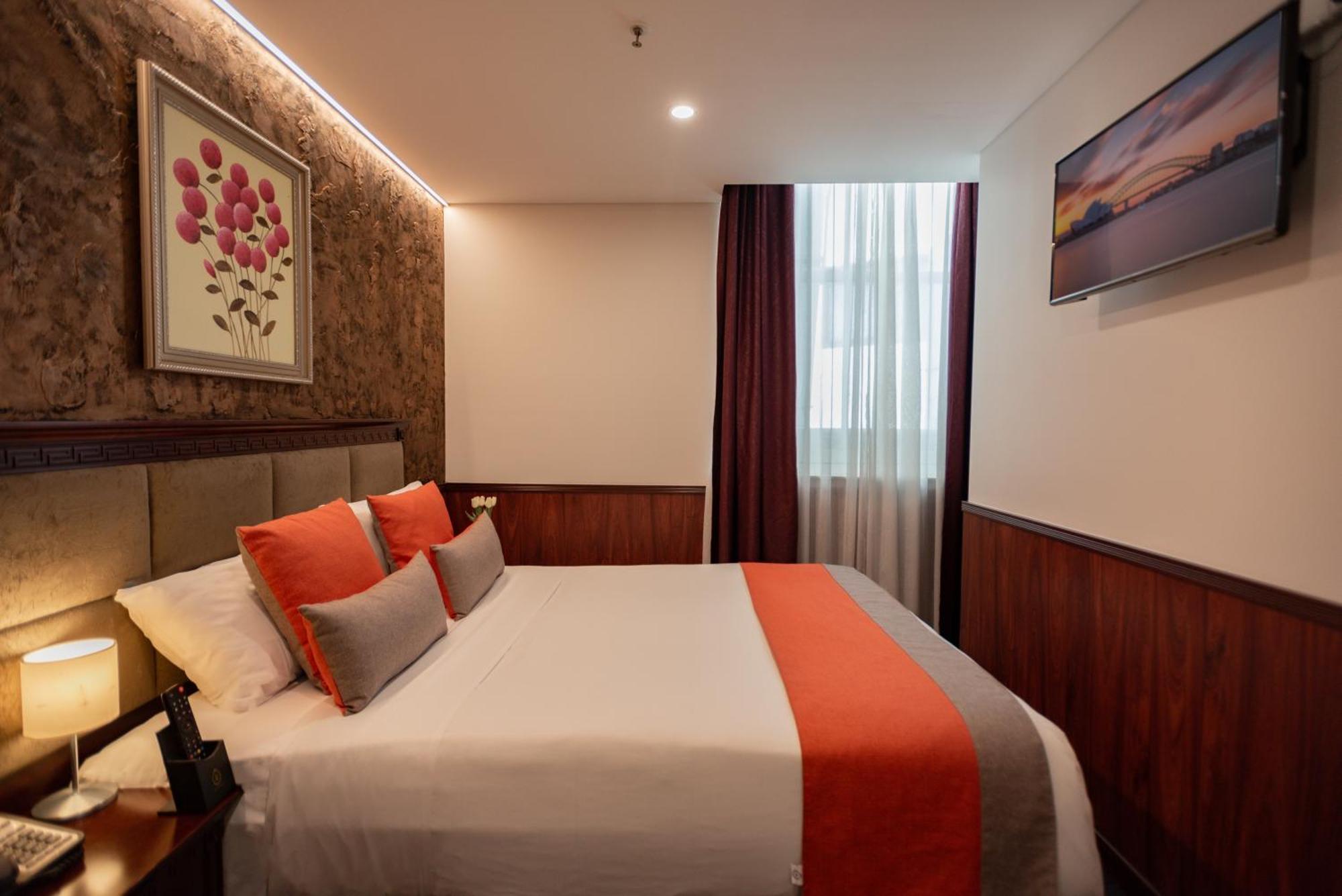 Habitación con cama grande sin servicio de limpieza