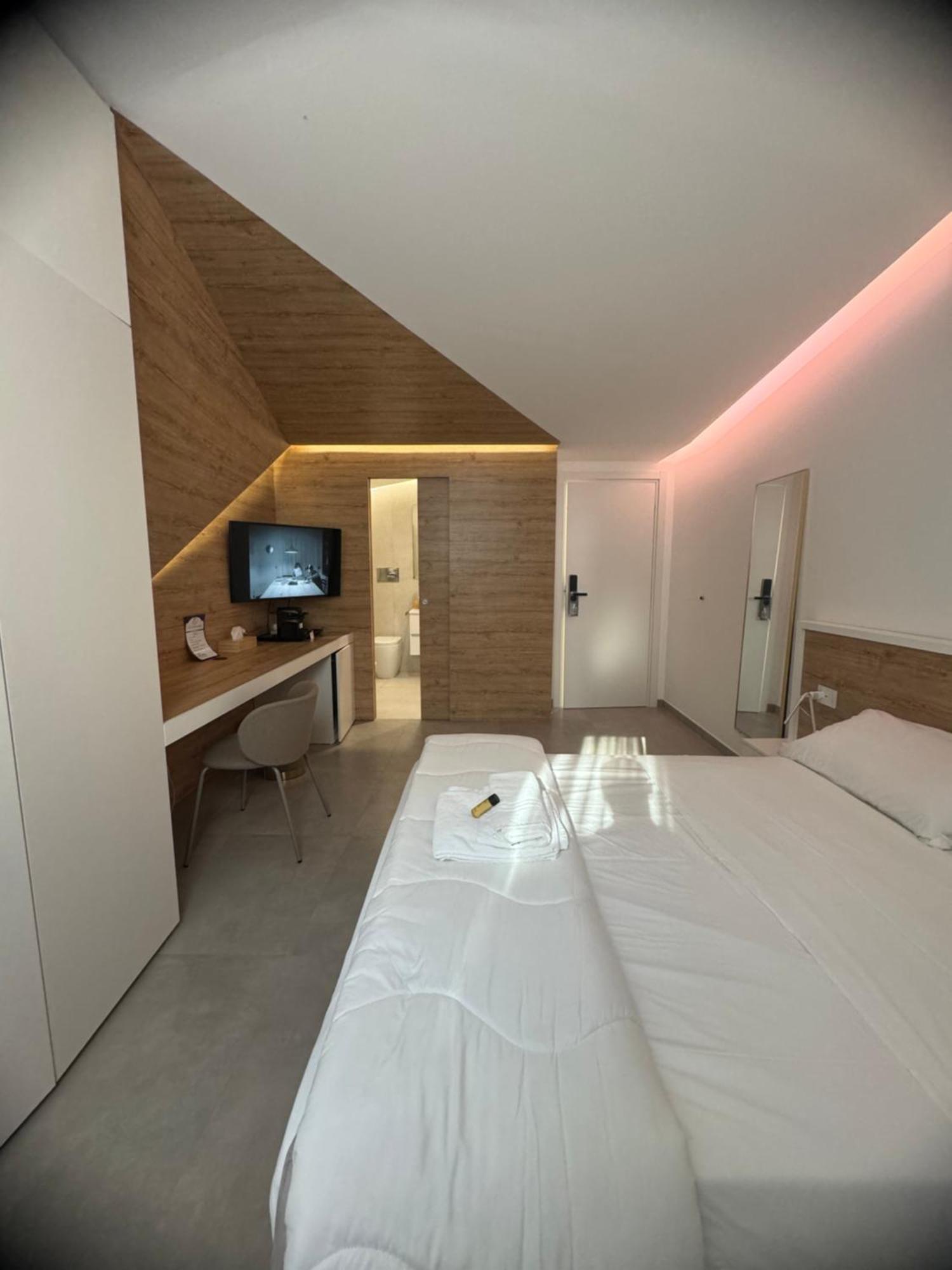 Deluxe Room,1627830347:JPEG