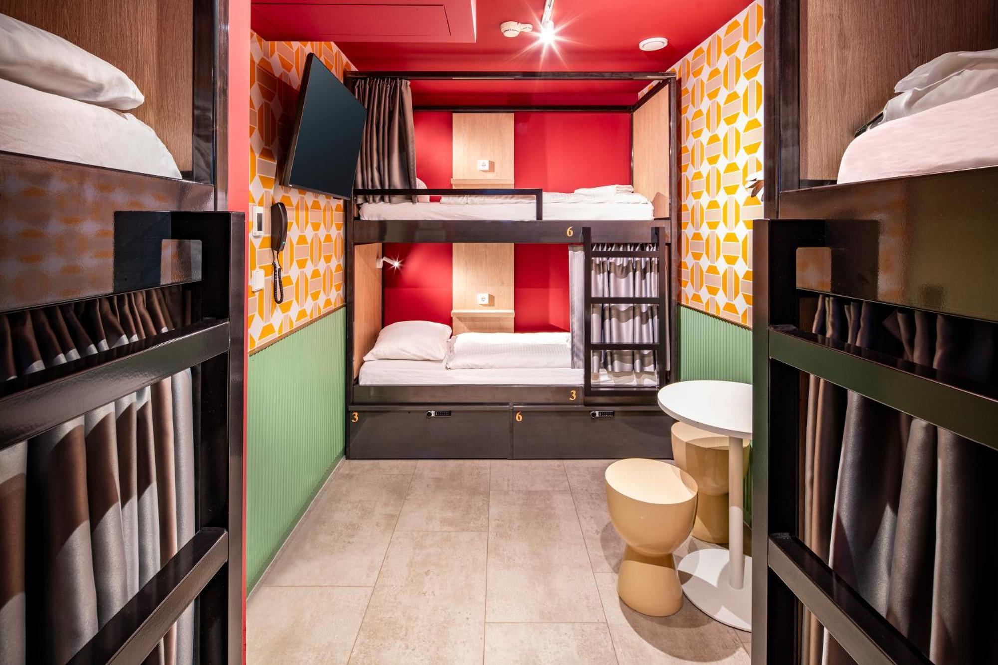 Bed in een Gemengde Slaapzaal met 6 Bedden