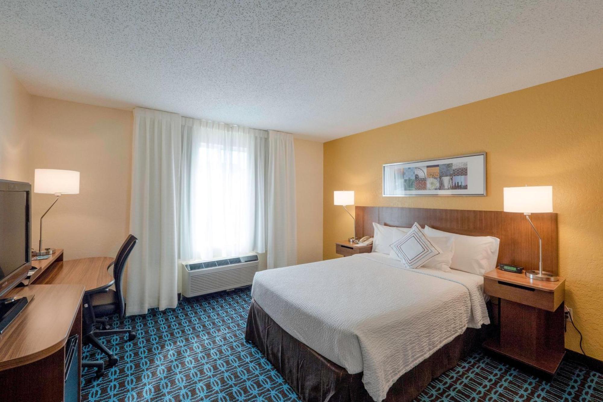 King Room with Adapted Tub - Mobility Accessible