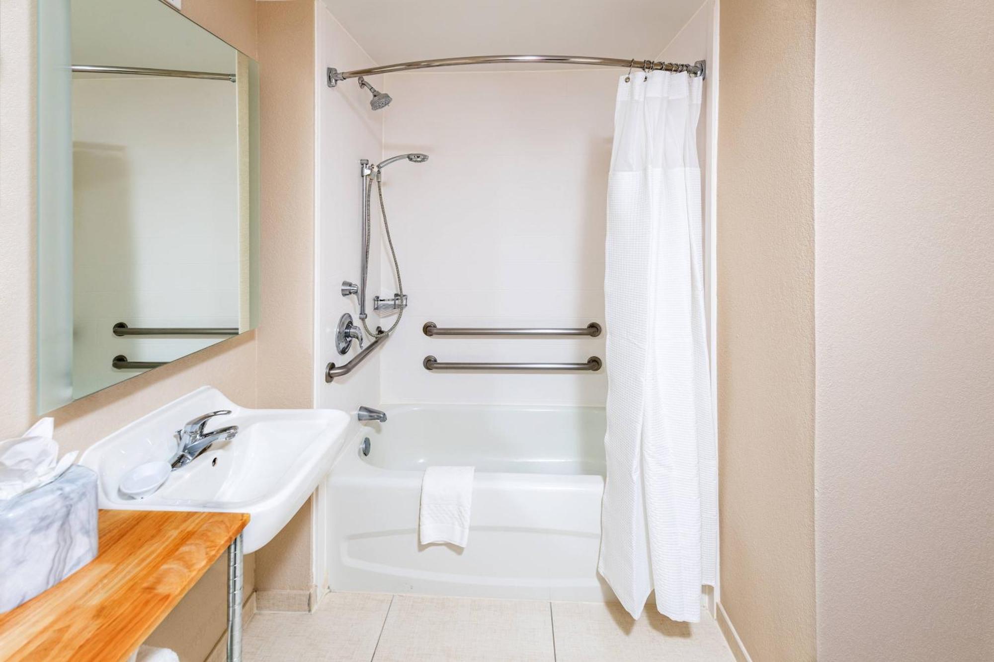 Queen Suite Two Queen Beds Bathtub Trundle Sofa Mobility Access or Hearing Accessible,1632232023:JPEG