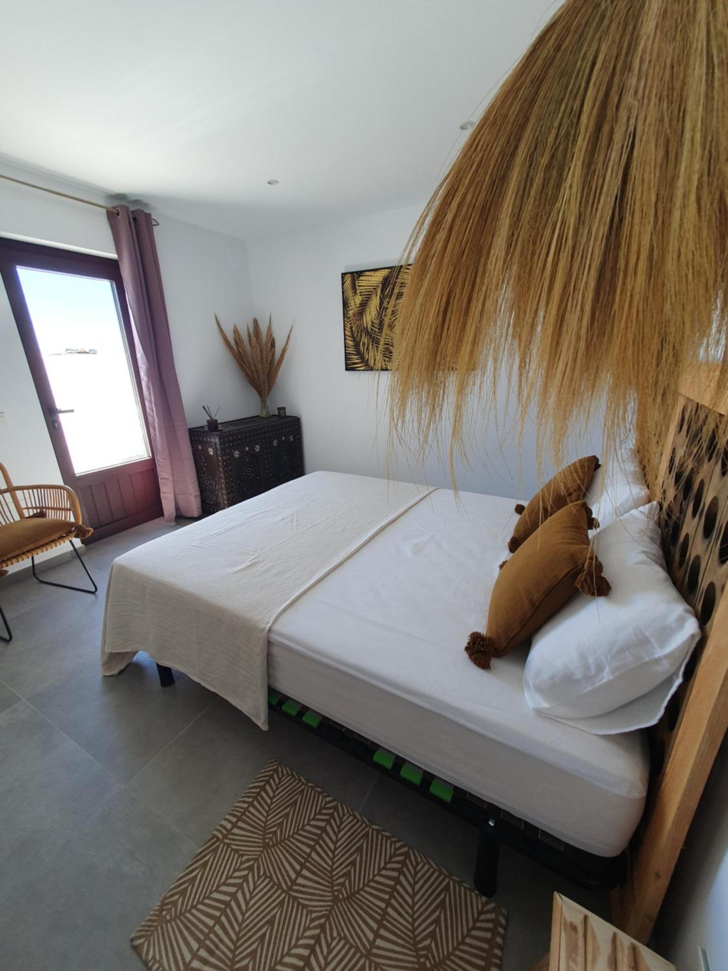 Habitación con cama extragrande y vistas al mar