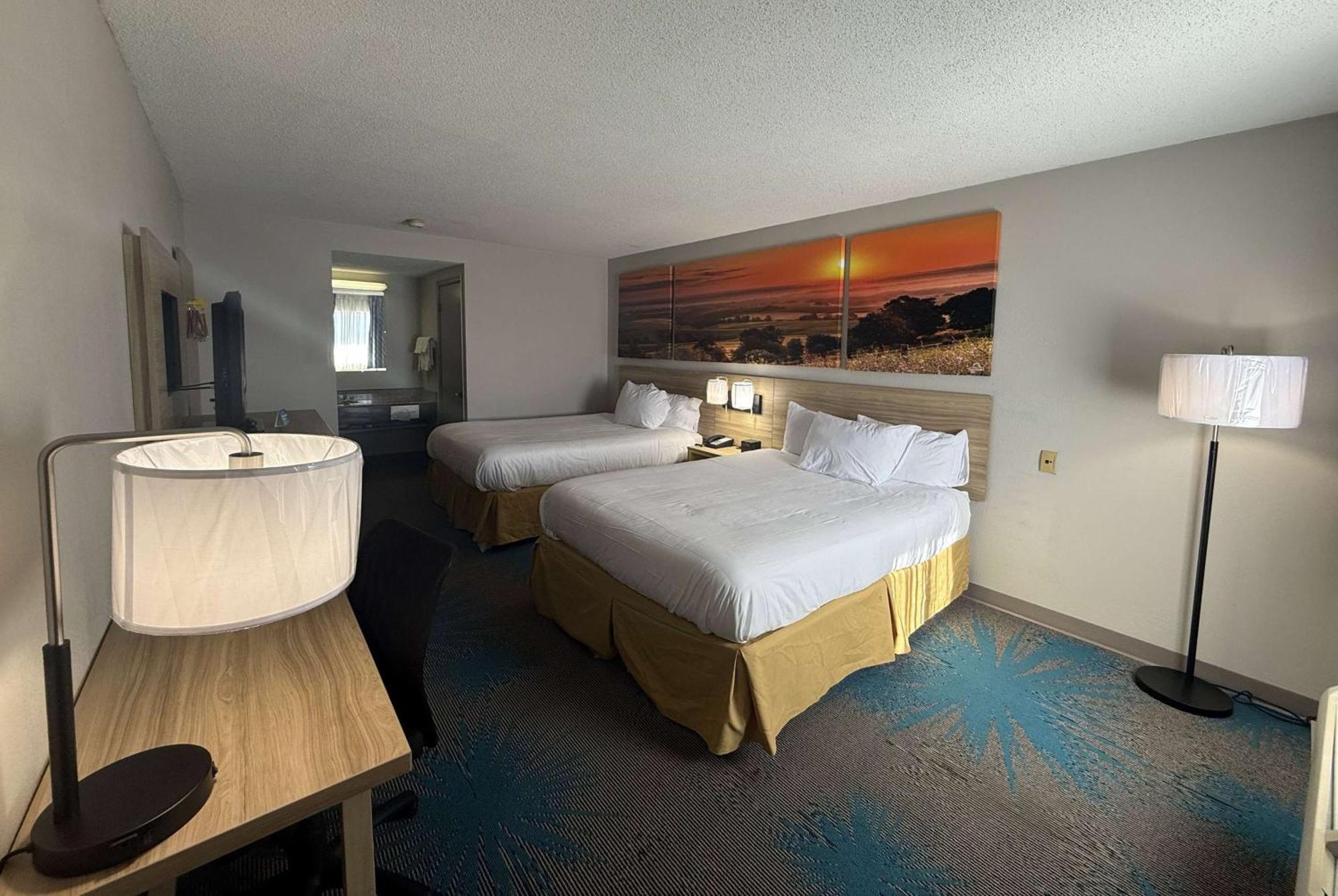 Queen Room Two Queen Beds Pet Friendly or Non-Smoking,1639586106:JPEG