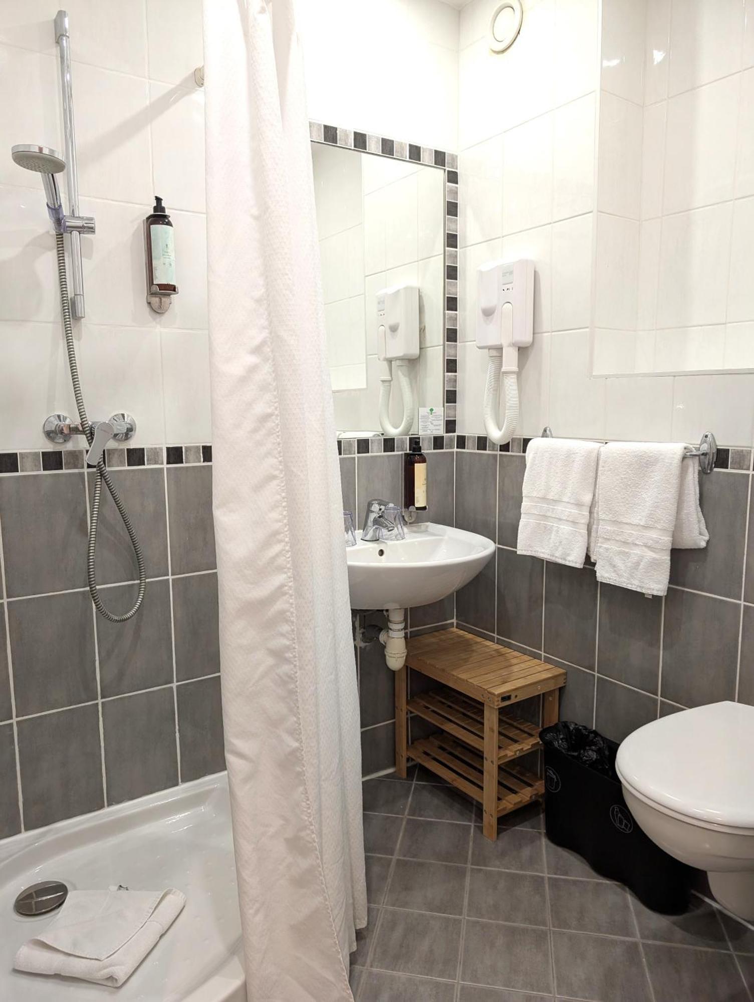 Quarto com 2 Camas de Solteiro