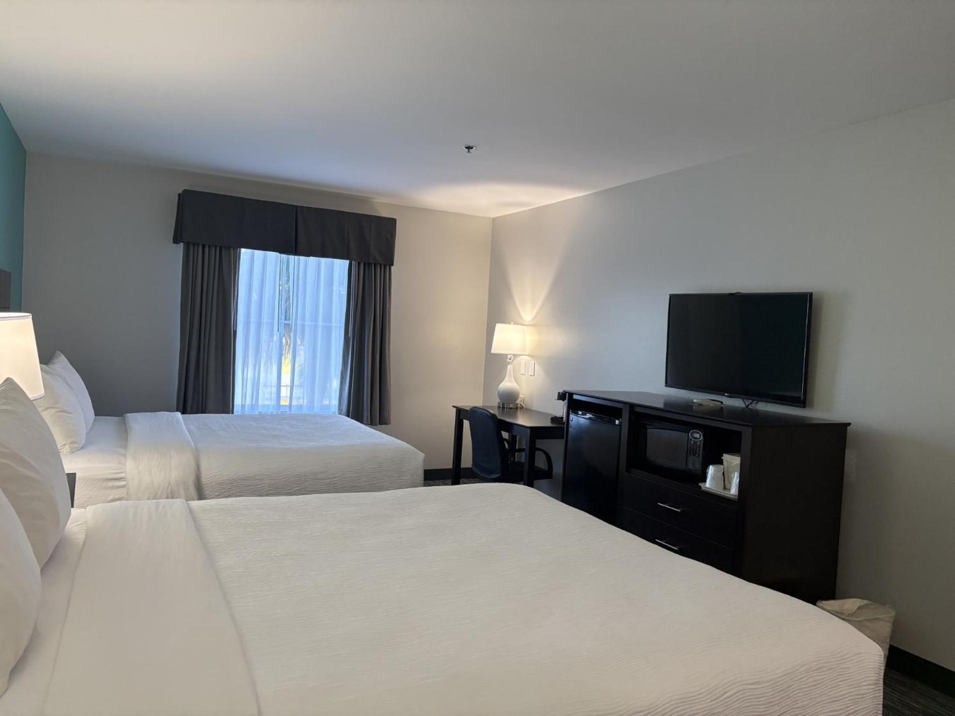 2 Queen Beds, Nonsmoking, Accessible with Curved Shower Rod,1660316421:JPEG
