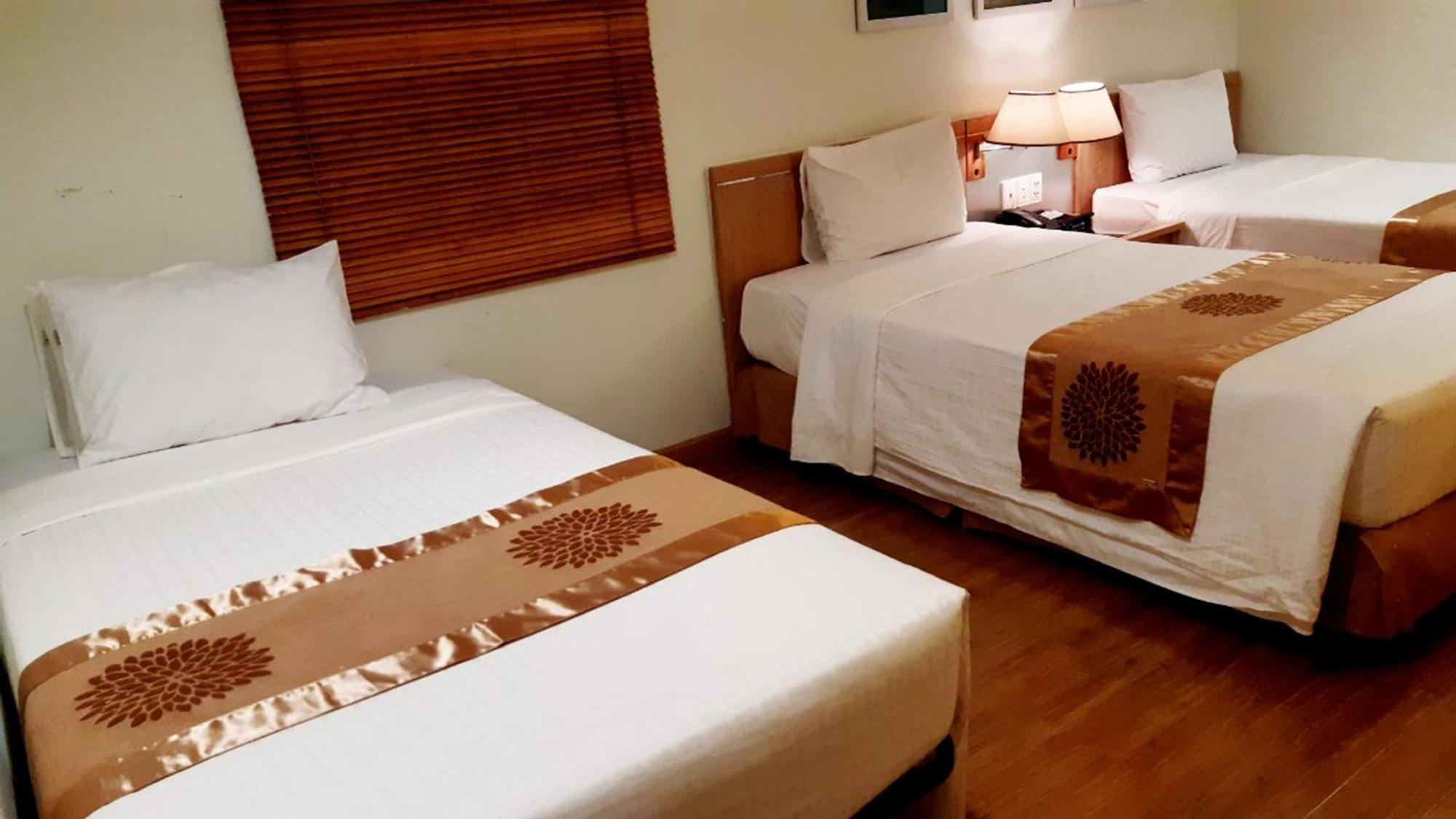 Superior Triple 03 single beds