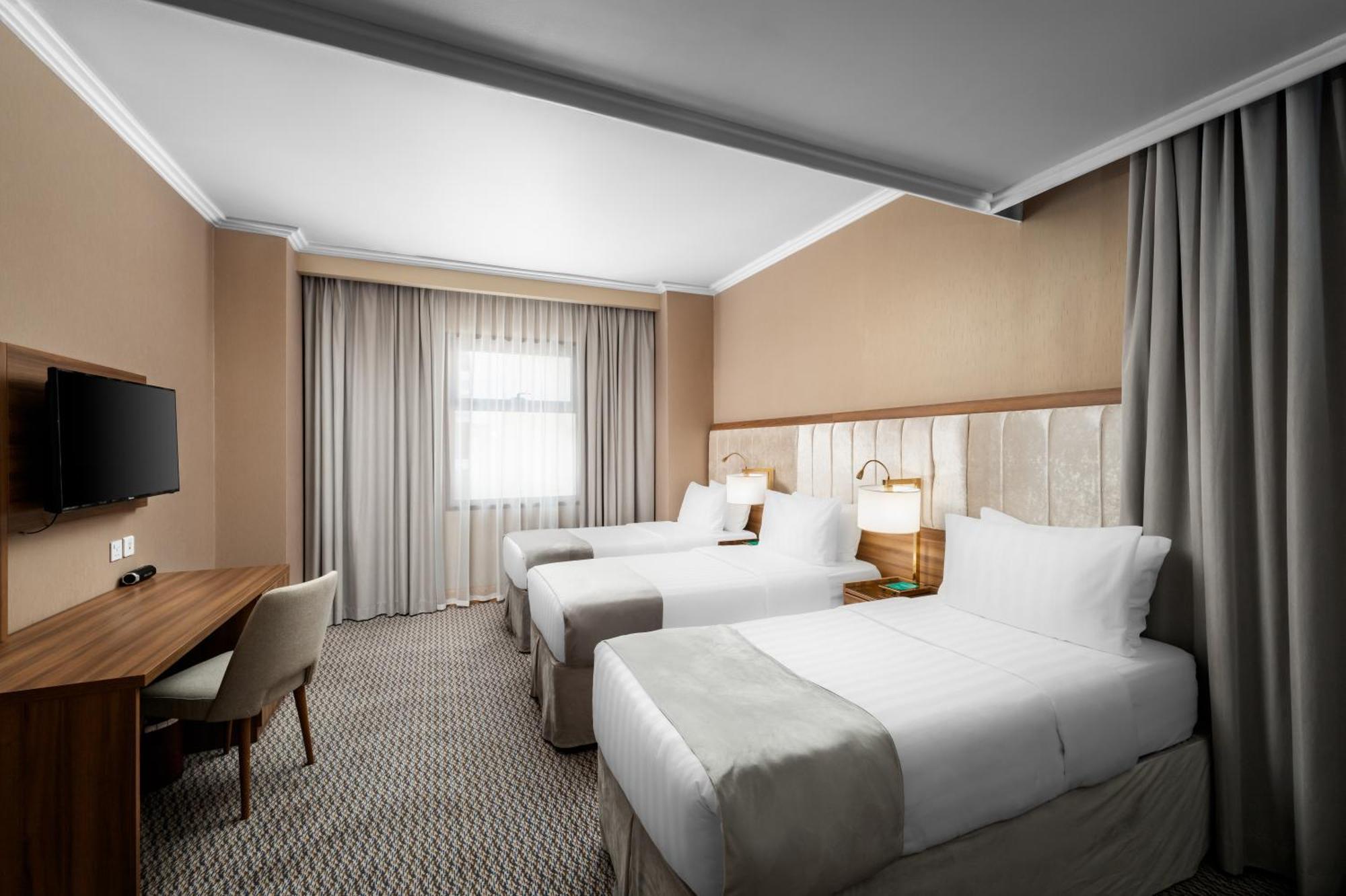 Deluxe Triple Room City View,1667514411:JPEG
