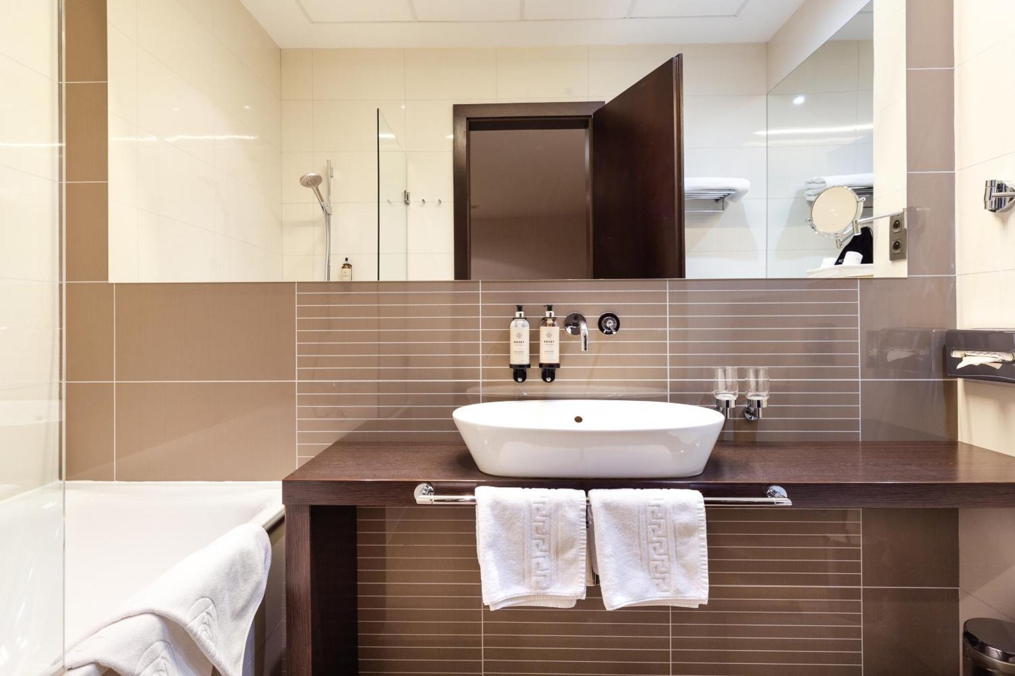 Executive Suite,1671868966:JPEG