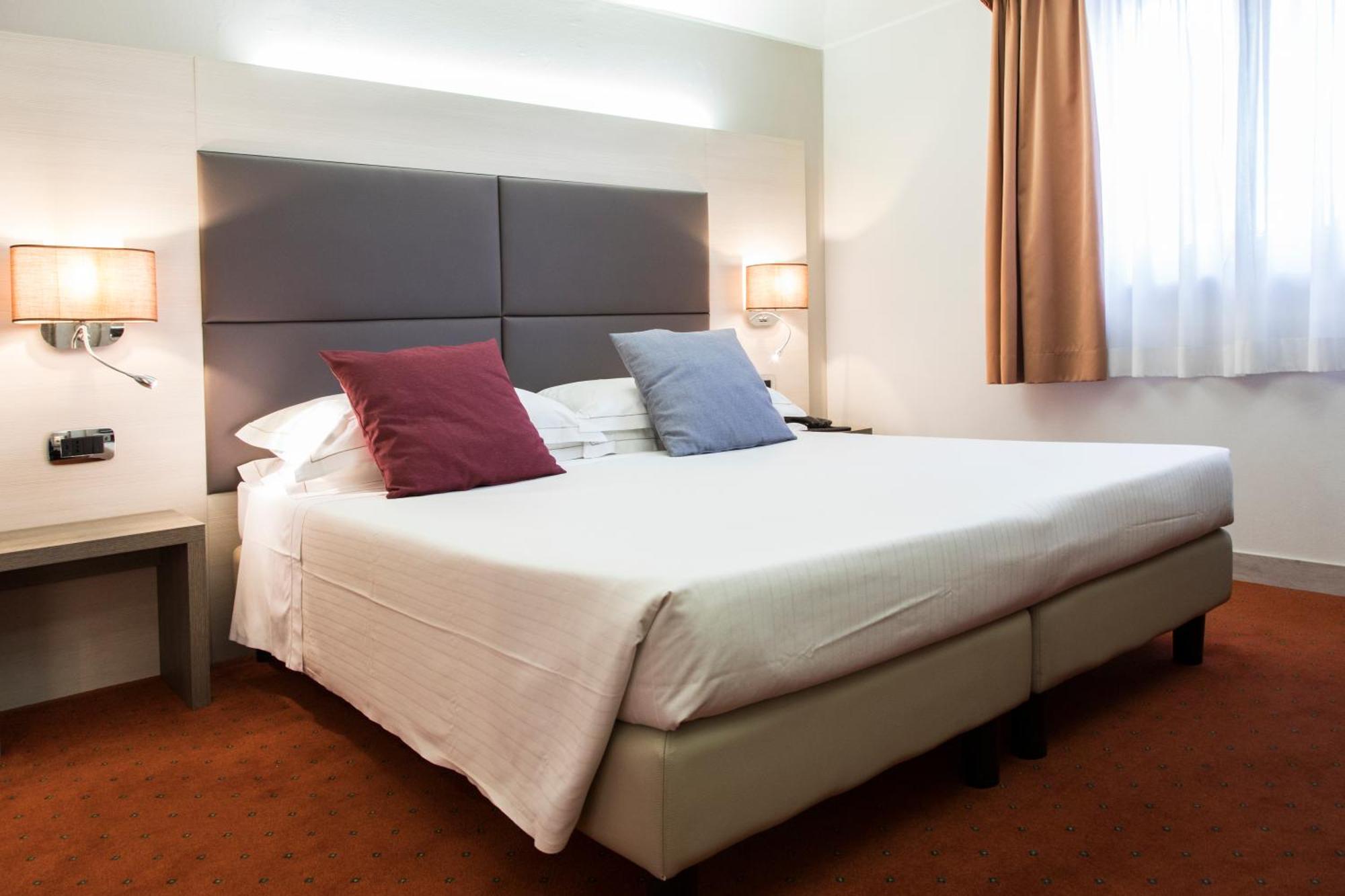 Two Adjacent Rooms,1766133743:JPEG